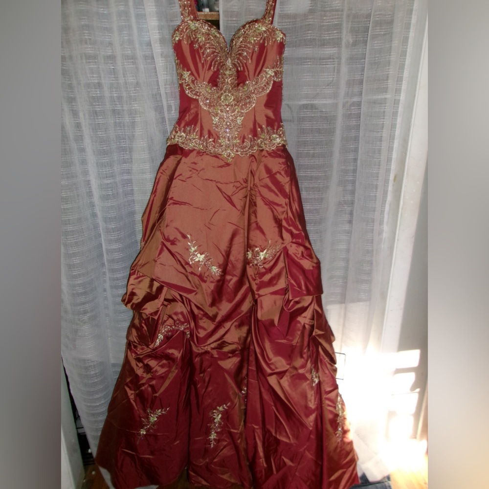 Elegant auburn Strapless Evening Gown with Green Embroidery